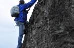 Relembrando as técnicas de escalada em rocha em um bolder na Ruby Beach, no Olympic National Park, no estado de Washington, oeste dos Estados Unidos